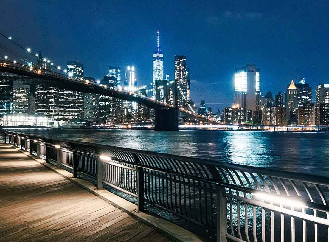 The Brooklyn Bridge and New York skyline at night